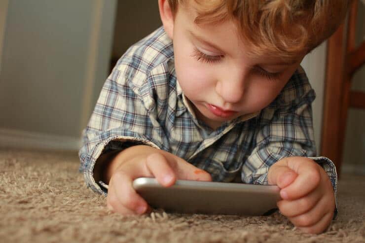 Das erste Handy für das Kind: Kinderhandy oder Smartphone